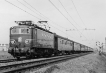 160947 Afbeelding van de electrische locomotief nr. 1152 (serie 1100) van de N.S. met WR- en Pullmanrijtuigen te ...