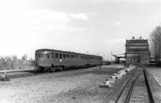 161007 Afbeelding van het diesel-electrische treinstel nr. 62 (DE 2, Blauwe Engel ) van de N.S. bij het N.S.-station ...