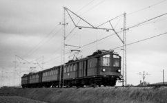 161046 Afbeelding van een electrische trein bestaande uit rijtuigen mat. 1924 ( Blokkendozen ) van de N.S. nabij Halfweg.