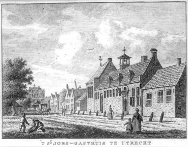 38335 Gezicht op de Vleutenseweg te Utrecht met St.-Jobsgasthuis en op de achtergrond de ...