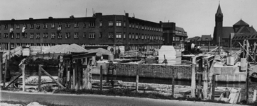 70359 Gezicht op de aanbouw zijnde Spinozabrug over het Merwedekanaal te Utrecht, met enkele huizen. Rechts op de ...