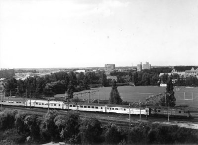 150992 Afbeelding van een (internationale) Franse T.E.E.-trein trein, getrokken door een electrische locomotief van de ...
