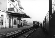 151342 Afbeelding van een vertrekkend diesel-electrisch treinstel DE 2 (serie 61-106 / Blauwe Engel) van het ...