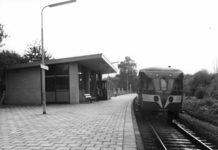 150221 Gezicht op het N.S.-station Chèvremont te Kerkrade met een diesel-electrische motorwagen DE 1 ( Blauwe Engel ) ...
