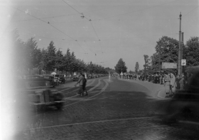24745 Afbeelding van de pinksterdrukte op de Biltstraat te Utrecht.