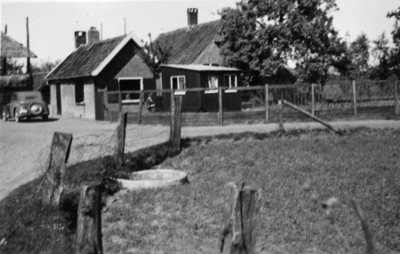 24776 Gezicht op een boerderij aan de Leysloot te Leersum.