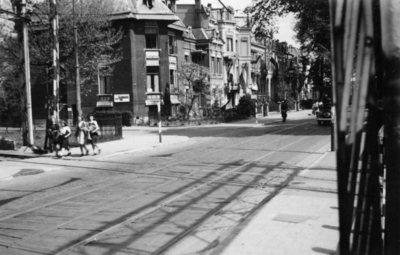 24774 Gezicht in de Biltstraat te Utrecht, uit het westen, met de huizen Biltstraat 182 (links) -hoger. Op de voorgrond ...