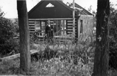 25515 Gezicht op een zomerhuisje (?) in aanbouw in het natuurgebied De Schraallanden bij Zegveld.