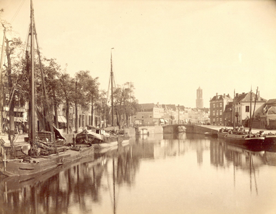 122475 Gezicht op de Stadsbuitengracht te Utrecht met links de Bemuurde Weerd O.Z. en op de achtergrond de Zandbrug ...