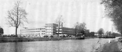 76094 Gezicht op het nieuwe gebouw van de Handelskamer (HaKa, Kanaalweg 19) te Jutphaas, met op de voorgrond het ...