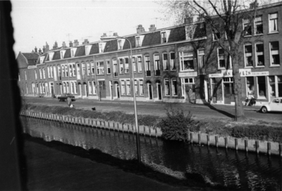 86570 Gezicht over het Zwarte Water op de Zaagmolenkade te Utrecht.