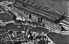 162544 Luchtfoto van het N.S.-station Amsterdam C.S. te Amsterdam.