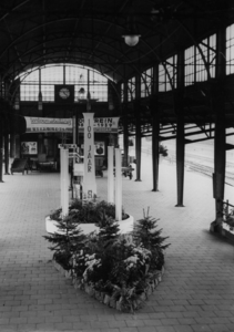 157419 Gezicht op het tweede perron van het N.S.-station Amersfoort te Amersfoort met versieringen ter gelegenheid van ...