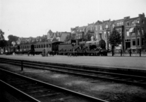 161273 Afbeelding van de stoomlocomotief nr. 1439 (serie 1300/1400) van de N.S. met trein 3681 naar Stadskanaal op het ...