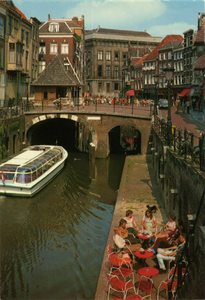 123434 Gezicht op de Vismarkt te Utrecht, op de voorgrond de Kalisbrug en op de achtergrond een gedeelte van het Stadhuis.