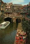 123434 Gezicht op de Vismarkt te Utrecht, op de voorgrond de Kalisbrug en op de achtergrond een gedeelte van het Stadhuis.