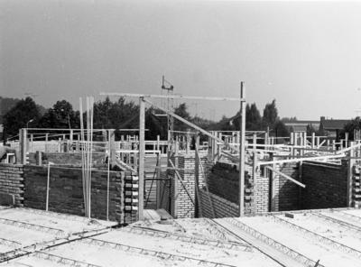 91327 Gezicht op de werkzaamheden ten behoeve van de uitbreiding van het gemeentehuis (Dorpsstraat 9) te Vleuten ...