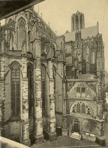 25561 Gezicht op het koor en het noordertransept van de Domkerk (Domplein) te Utrecht, uit het noordoosten.