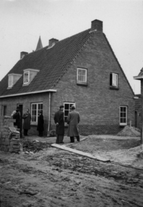 26266 Gezicht op een nieuwe gemeentewoning te Loenen aan de Vecht.