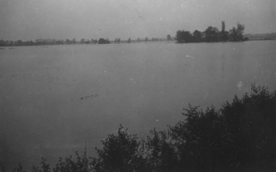 123178 Afbeelding van de door de Duitse bezetter veroorzaakte inundatie in de omgeving van Utrecht.
