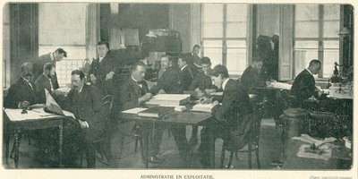 76053 Interieur van het gebouw van Dagblad Het Centrum (Janskerkhof 21) te Utrecht: lokaal voor de administratie en ...