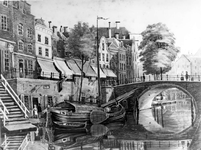 30384 Gezicht op de Oudegracht te Utrecht met de Jansbrug en de huizen aan de oostzijde aan weerszijden van de brug, ...
