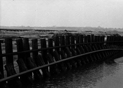 157044 Afbeelding van een weggespoelde spoorlijn nabij Moerdijk of Bergen op Zoom, na de watersnoodramp.
