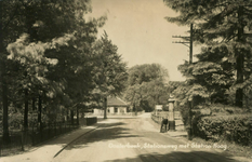 161914 Gezicht op de Stationsweg te Oosterbeek met op de achtergrond het N.S.-station Oosterbeek Hoog.