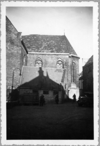 81212 Gezicht op de Geertekerk te Utrecht; gezien vanaf het Geertekerkhof.