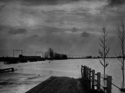 157058 Gezicht op het ondergelopen landschap bij de spoorlijn ter hoogte van Moerdijk, na de watersnoodramp, met links ...