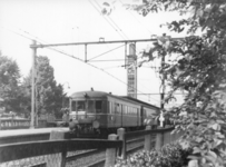 155587 Afbeelding van Duitse diesel-electrische treinstellen (trein naar Gronau) langs het perron van het N.S.-station ...