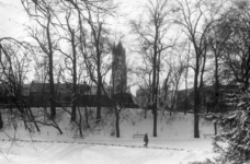 83378 Gezicht op het Hieronymusplantsoen te Utrecht, tijdens winterse omstandigheden, met op de achtergrond de huizen ...