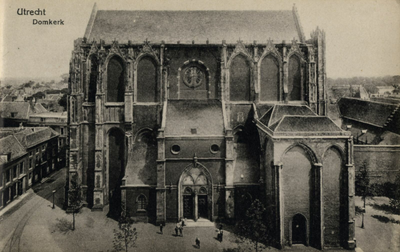 121534 Gezicht op de Domkerk (Munsterkerkhof) te Utrecht, vanaf de Domtoren, uit het westen.N.B.: In 1912 is de ...