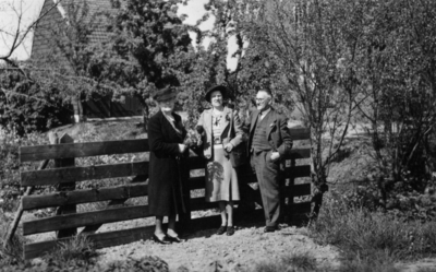 25517 Afbeelding van een aantal leden van de familie Ahlrichs bij een hek te Lopikerkapel.