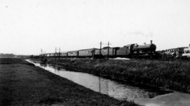 161165 Afbeelding van een trein getrokken door een stoomlocomotief uit de serie 3700/3800 van de N.S. nabij Voorburg.