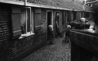 26276 Gezicht op de achterzijde van de Tusschenhoeven ( Lange Buurt ) bij het Jodenkerkhof te Bilthoven.