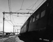 155978 Afbeelding van een gedeelte van een electrisch treinstel mat. 1946 van de N.S. in een boog.