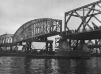 157351 Gezicht op het inpassen van een brugdeel uit de spoorbrug over het Hollands Diep bij Moerdijk in de naastgelegen ...