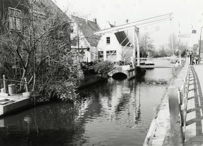 92096 Gezicht op de Angstel met de Dorpsbrug te Baambrugge (gemeente Abcoude), uit het zuidoosten.
