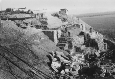 158589 Gezicht op het blootleggen van het gemetselde landhoofd aan de noordelijke rivieroever van de tijdens de oorlog ...