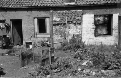 24764 Gezicht op de achterzijden van enkele huizen aan de Wilhelminastraat te Wijk bij Duurstede.