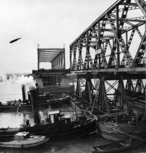 157345 Gezicht op het uitvaren van een brugdeel van de verkeersbrug over het Hollands Diep bij Moerdijk ten behoeve van ...