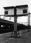 153958 Afbeelding van de vertrekborden (Centrale Treinaanwijzer, CTA) op het 1e perron van het N.S.-station Amersfoort ...