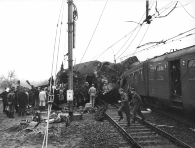 157521 Afbeelding van reddingswerkers op zoek naar slachtoffers tussen de wrakstukken van de bij de treinramp te ...