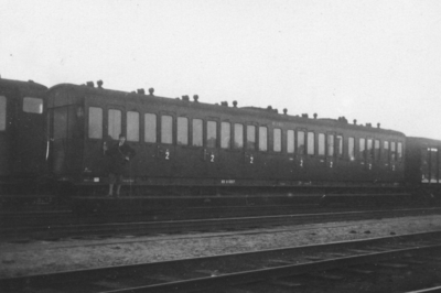 161940 Afbeelding van het rijtuig B 6017 (serie B 6011-6020, ex-AB 6221-6230) van de N.S. op het emplacement te Den Haag S.S.