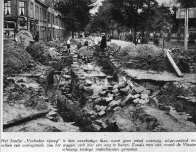 72256 Afbeelding van het leggen van leidingen langs de Vleutenseweg te Utrecht, als onderdeel van de werkzaamheden in ...