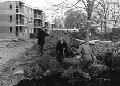 88051 Afbeelding van het verplanten van een boom voor de uitbreiding van de b-vleugel van het Woon- en Zorgcentrum ...