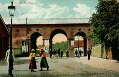 162835 Gezicht op het spoorviaduct over de Zijpendaalseweg (Zijpse Poort of Janspoort) te Arnhem.