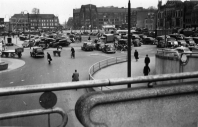 24783 Gezicht op het parkeerterrein aan het Leidseveer te Utrecht, uit het zuidwesten.