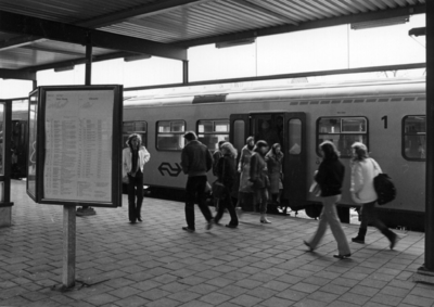 155048 Gezicht op het perron van het N.S.-station Leiden te Leiden met een electrisch treinstel mat. 1964 (plan V) van ...